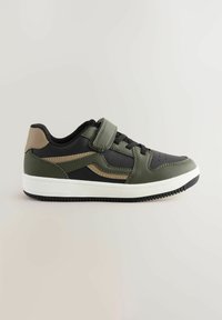 Baskets noires et vert olive avec une tige en cuir texturé, une sangle Velcro, des accents contrastants et une semelle en caoutchouc.