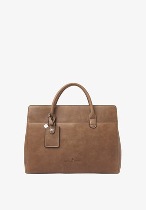 Braune Lederhandtasche mit strukturierter Form, doppelten Henkeln, einem Gepäckanhänger und einem Markendetail. Glatte Textur mit sichtbaren Nähakzenten.