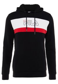 Sudadera negra con una franja horizontal roja y blanca. Presenta un bolsillo frontal, cordones y el logo de Fila en letras blancas contorneadas.