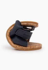 Sandalo blu navy con soletta in sughero, cinturini in Velcro e suola in gomma texturizzata; presenta un design flessibile e una costruzione leggera.