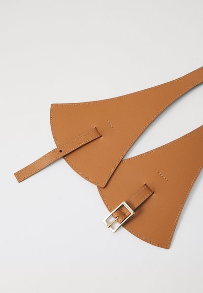 Accesorio de cuero marrón claro con un diseño ancho y cónico. Presenta costuras de contraste y una hebilla cuadrada de plata para ajuste.