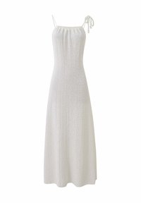 Weißes Maxikleid mit gerafftem Oberteil, dünnen verstellbaren Schulterträgern und einem weich texturierten Stoff, der sanft bis zum Boden fließt.