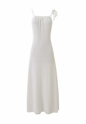 Witte maxi-jurk met een gerimpeld lijfje, dunne verstelbare schouderbandjes en een zachte, gestructureerde stof die soepel naar de vloer valt.