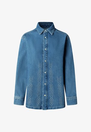 Chemise en jean bleu à manches longues avec col pointu et motifs brodés verticaux sur le devant.