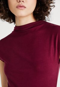 Gina Tricot SOFT TOUCH FUNNEL NECK TOP - Pamata T-krekls - zinfandel