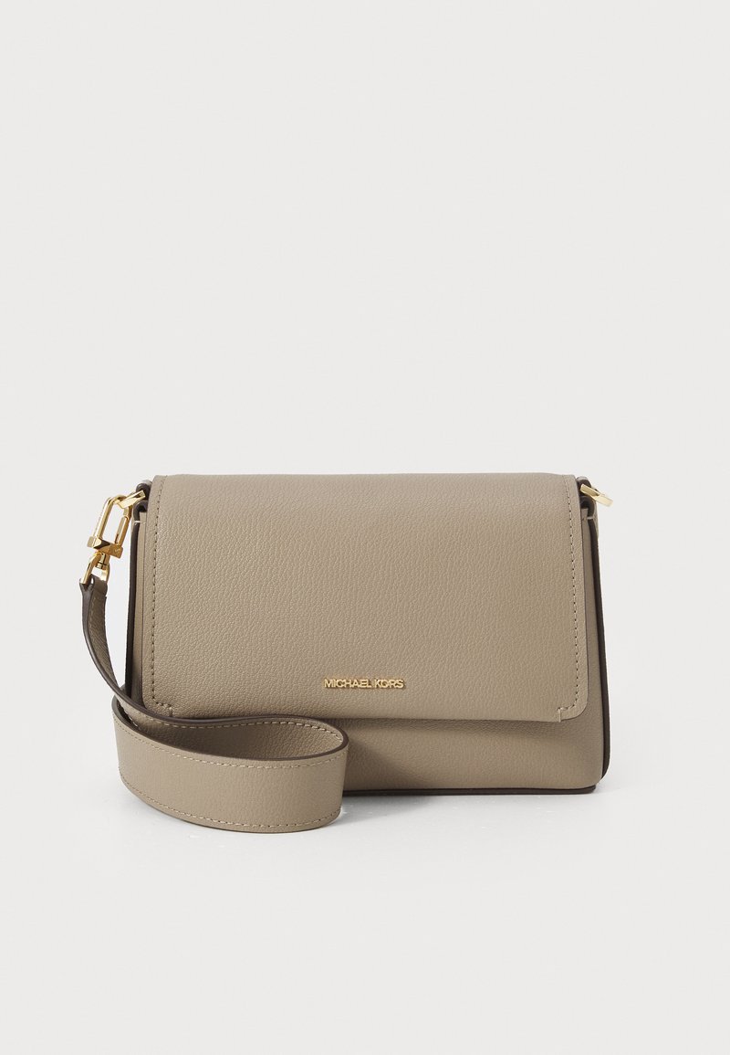 Leder-Clutch in hellbeige mit Klappenverschluss, Logo in Goldoptik und abnehmbarem Schultergurt. Sanfte Textur und kompaktes Format.