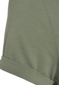 Oliwkowy bawełniany t-shirt z krótkim rękawem, o miękkiej fakturze i z wykończeniem rękawów w formie podwinięcia, co dodaje mu charakteru.