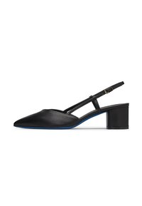 Scarpa slingback in pelle nera con punta affusolata, tacco a blocco di altezza media e accento blu sulla suola. Presenta un dettaglio della fascia regolabile.