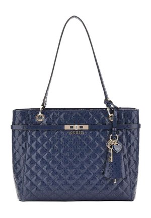 Mørkeblå quiltet Guess håndtaske med enkelt skulderrem, hardware i guldfarve og dekorativ nøglering med hjertevedhæng.