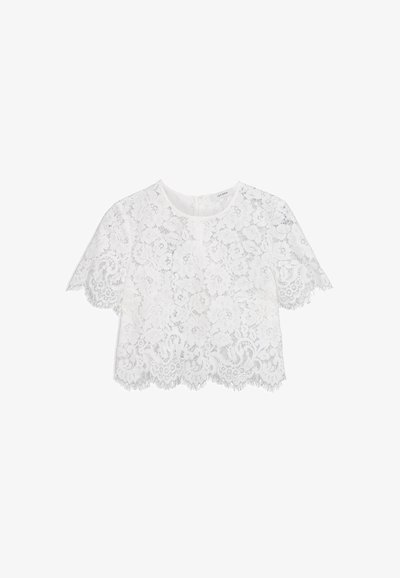 Top croptop din dantelă albă cu mâneci scurte, model floral, tiv ondulat și un finisaj texturat subtil. Are un închizător cu fermoar la spate.