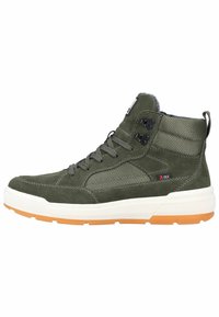 Středně vysoké tenisky v olivově zelené kůži a síťovině, se šedými tkaničkami, černými očky a bílou podrážkou s oranžovým akcentem. Voděodolný design.