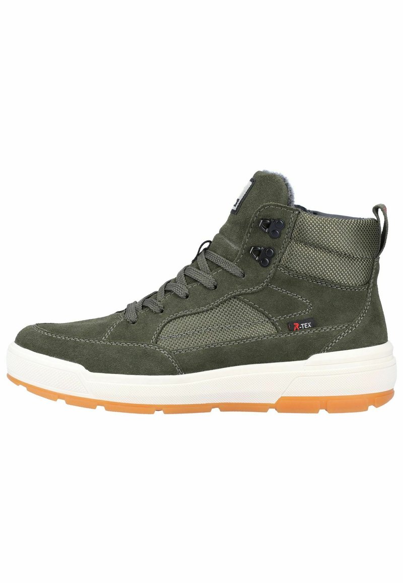 Středně vysoké tenisky v olivově zelené kůži a síťovině, se šedými tkaničkami, černými očky a bílou podrážkou s oranžovým akcentem. Voděodolný design.