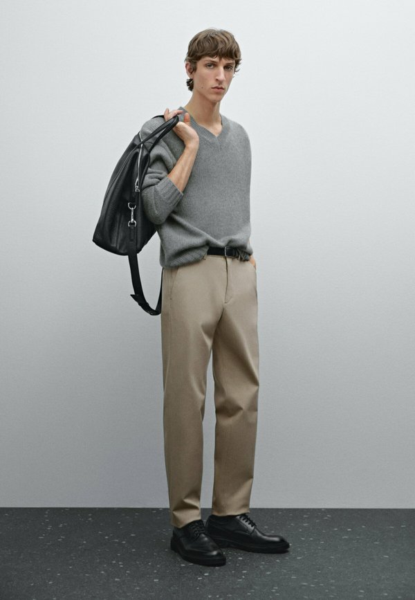 WITH STRUCTURE - Chinos - sand2