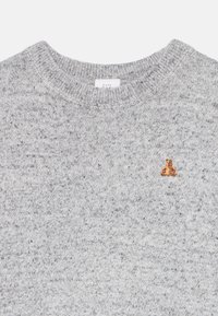 Grauer gestrickter Pullover mit rundem Halsausschnitt. Mit einer kleinen braunen Bären-Stickerei auf der Brust. Weicher, strukturierter Stoff mit gesprenkeltem Detail.