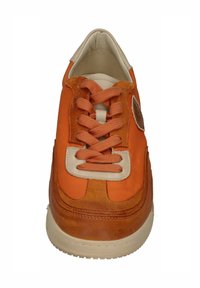 Orangefarbener Sneaker mit einer Mischung aus glattem und Wildleder, rundem Zehenbereich, beigen Akzenten und flachen Schnürsenkeln. Hellbraune Gummisohle mit strukturiertem Profil.