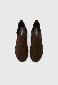 Bottines en suède marron avec des panneaux latéraux en élasthanne, un bout arrondi et une semelle en caoutchouc texturée. Taille 37, design minimaliste.