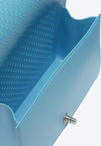 Blauwe plastic opbergdoos met een gladde buitenkant, geperforeerd ontwerp aan de binnenkant, ronde hoeken en een metalen trekknop.