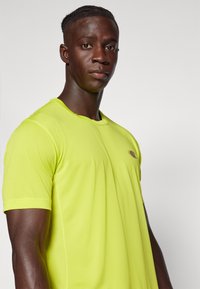 Champion CREWNECK TRAIN SMALL LOGO - Basic póló - neon yellow
