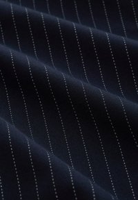 Tengeri színű textil finom, függőleges fehér csíkokkal; sima tapintású; könnyű anyag, amely enyhe fényességgel és egységes mintázattal rendelkezik.