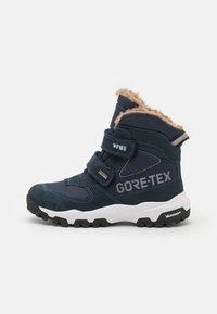 GORE-TEX Kinderwinterstiefel in Marineblau mit plüschigem, tannfarbigen Futter, aus Wildleder und Textilmaterialien, verstellbaren Riemen und strukturierten, schwarzen Gummisohlen.