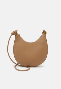 Hnědá kožená kabelka přes rameno s kulatým tvarem, texturovaným povrchem, zlatým kováním a detaily uzlovaného popruhu. Zapínání na zip.