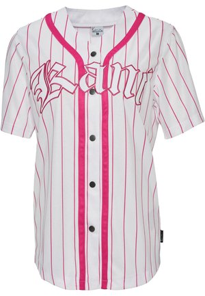 Maglia da baseball bianca con strisce rosa verticali, maniche corte, bottoni neri e "Kamu" ricamato in rosa sulla parte frontale.