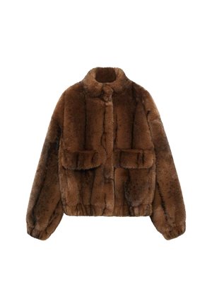 Chaqueta de pelaje sintético marrón con cuello alto, dos bolsillos frontales y puños y cintura elastizados, que presenta una superficie suave y texturizada.