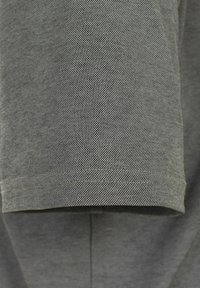 Szara koszula z krótkim rękawem, wykonana z teksturowanej siateczki, z prostym wykończeniem i subtelnymi detalami szwów. Prosty design, bez wzorów i akcentów.