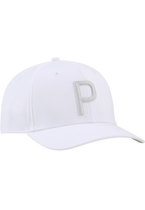 Weißes Baseballcap mit einem silbernen, bestickten Buchstaben P vorne in der Mitte und einem gebogenen Schirm.