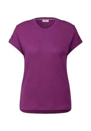 Camiseta de manga corta morada hecha de tela texturizada, con un escote redondo y botones decorativos en los hombros.
