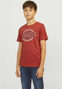 Jack & Jones Junior JJELOGO TEE SS O-NECK 2 COL NOOS - Majica kratkih rukava s printom - red ochre