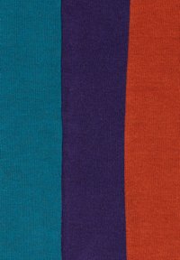 Tessuto di cotone con quattro stripes verticali in teal, viola e arancione. Ogni striscia presenta un motivo a maglia testurizzato.
