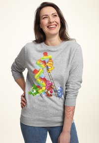 Šedá bavlněná mikina s barevnými karikaturami medvědů šplhajících po žebříku, s velkými duhovými písmeny na přední straně.