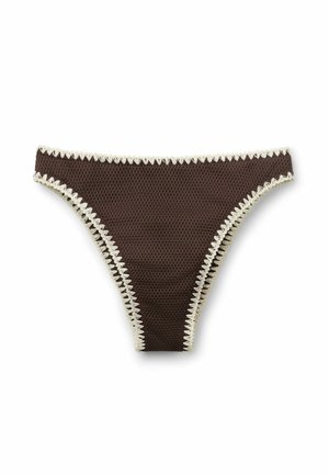 Brauner Bikinihöschen mit strukturierter Oberfläche und weißem Zickzackbesatz entlang der Kanten, flach auf weißem Hintergrund präsentiert.