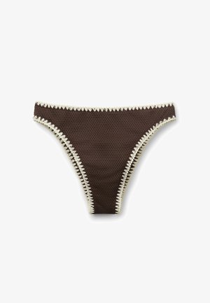 Brauner Bikinihöschen mit strukturierter Oberfläche und weißem Zickzackbesatz entlang der Kanten, flach auf weißem Hintergrund präsentiert.