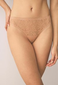 Lenjerie bikini din dantelă de culoare nud, cu modele florale, talie netedă și textură semi-transparentă. Pune accent pe confort și potrivire.