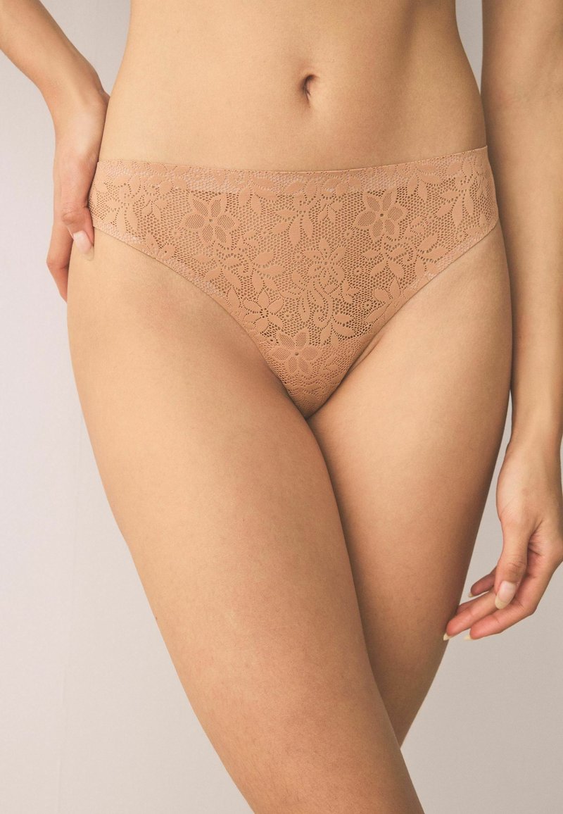 Lenjerie bikini din dantelă de culoare nud, cu modele florale, talie netedă și textură semi-transparentă. Pune accent pe confort și potrivire.
