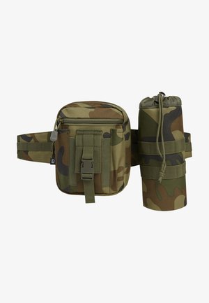 Geantă de talie cu model de camuflaj, dotată cu un buzunar frontal cu fermoar, curea ajustabilă și un suport cilindric detașabil prins cu benzi elastice.