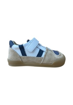 Zapatilla con parte superior de ante beige, acentos en cuero navy, correas sintéticas blancas, punta redonda y suela de goma texturizada.