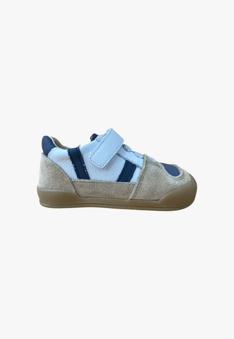 Zapatilla con parte superior de ante beige, acentos en cuero navy, correas sintéticas blancas, punta redonda y suela de goma texturizada.