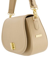 Beige lederen handtas met een gestructureerde vorm, voorzien van een gouden sluiting en hardware, evenals een textuur op het oppervlak en een verstelbare schouderband.