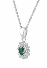 Collar con colgante de plata que presenta una piedra preciosa verde redonda rodeada de pequeñas piedras claras, con una cadena lisa y un acabado pulido.