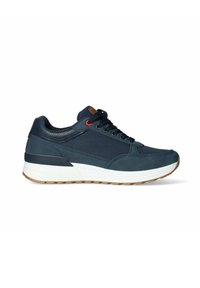Sneaker blu navy con tomaia texture, suola intermedia bianca e suola in gomma. Presenta accenti rossi e un patch del logo marrone sulla linguetta.