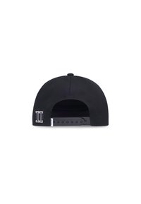 Schwarze Snapback-Mütze mit runder Krone und flachem Schild, mit einer gestickten "II"-Details an der Seite. Verstellbarer Riemen auf der Rückseite.