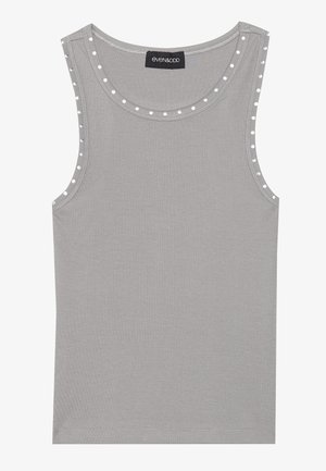 Top gri fără mâneci, realizat din material fâșie, cu un decolteu rotund, având accente cu puncte albe pe margini. Terminare curată a marginii.