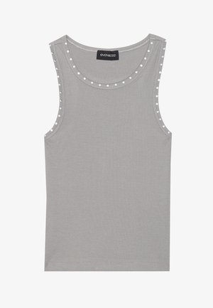 Top gri fără mâneci, realizat din material fâșie, cu un decolteu rotund, având accente cu puncte albe pe margini. Terminare curată a marginii.