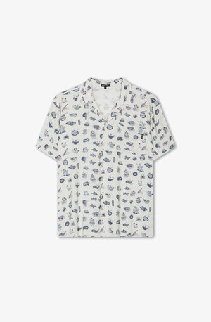 Rövid ujjú gombos ing, fehér anyag különböző kék grafikai mintákkal, beleértve étkezési tárgyakat és karaktereket, amelyek szétszórva találhatók a felületen.