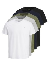 Cinco camisetas en blanco, gris, verde oliva, azul marino y negro. Con mangas cortas, diseño de cuello redondo, hechas de tela de algodón con una textura suave.