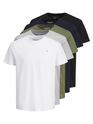 Cinque t-shirt in bianco, grigio, verde oliva, blu navy e nero. Maniche corte, design a collo rotondo, realizzate in tessuto di cotone con una texture liscia.