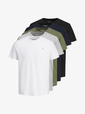 Cinq t-shirts en blanc, gris, vert olive, bleu marine et noir. Manches courtes, design col rond, fabriqués en tissu de coton avec une texture lisse.